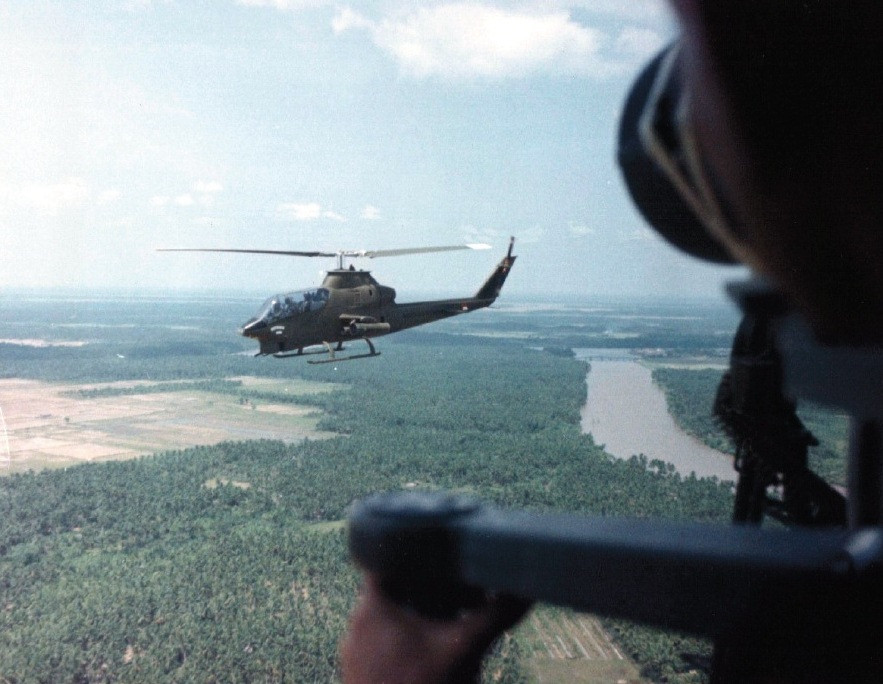 Trong cuộc Chiến tranh Việt Nam, AH-1 Cobra đảm nhận nhiệm vụ tấn công mặt đất, dọn bãi đổ bộ và yểm trợ trực thăng UH-1 trong các chiến dịch trực thăng vận. Nguồn ảnh: JThelicopter.