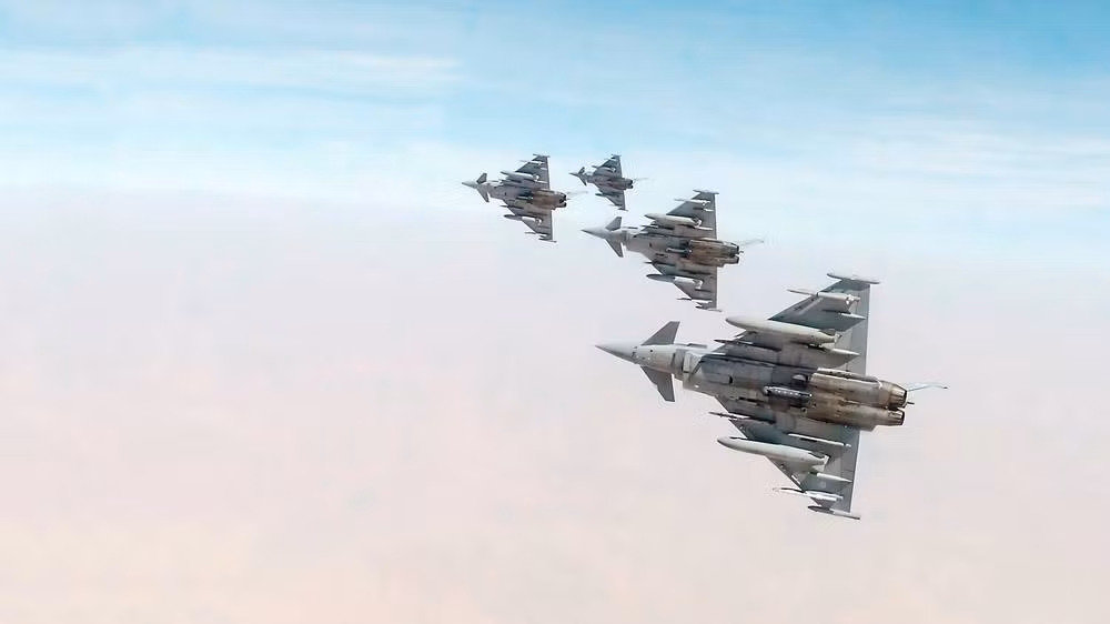 Dàn máy bay Eurofighter Typhoon của Không quân Hoàng gia Anh chao cánh trên bầu trời Trung Đông. Nguồn ảnh: RAF.
