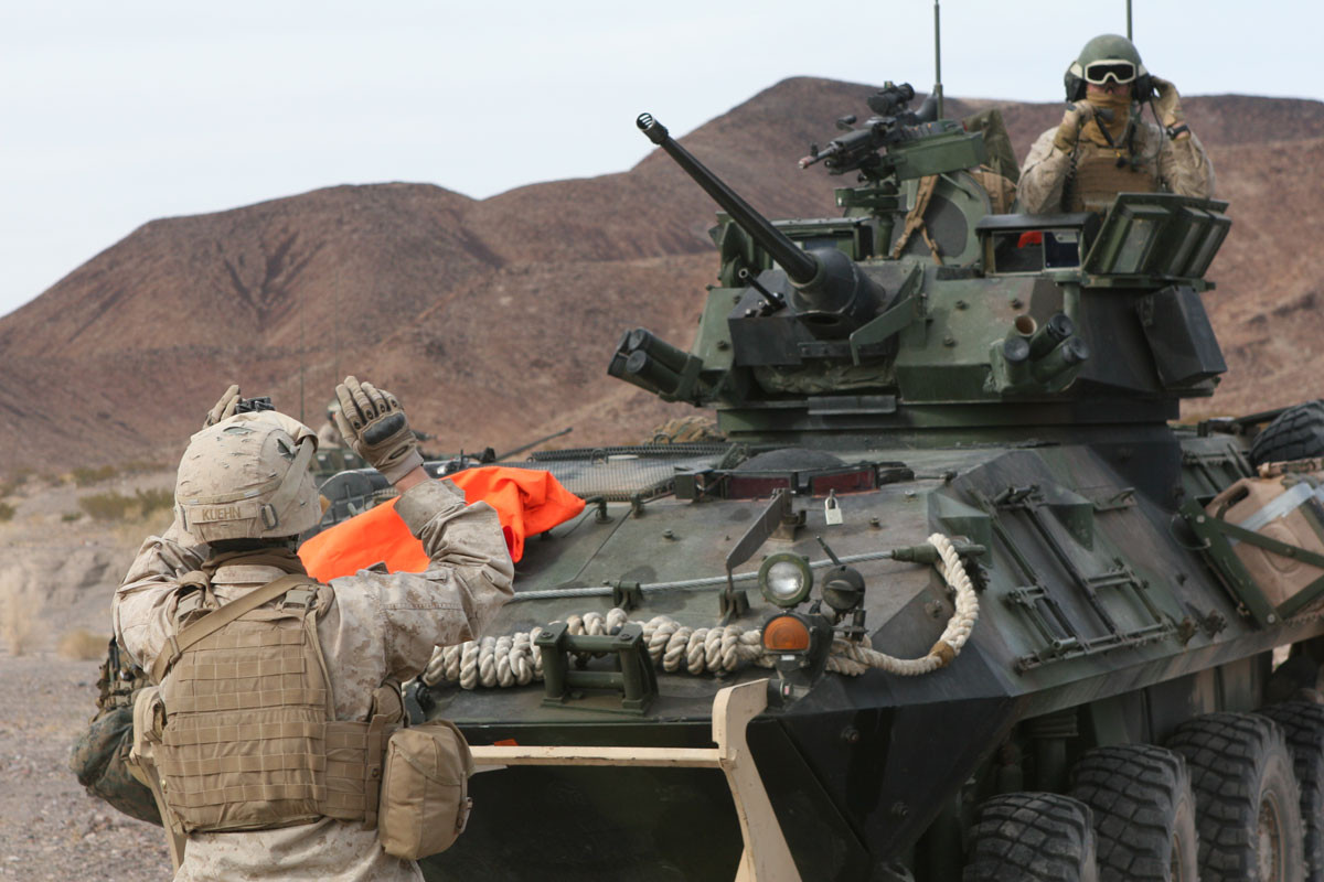 LAV-25 có trọng lượng 12,8 tấn, dài 6,39 mét và có chiều rộng 2,5 mét cùng với chiều cao đạt 2,7 mét. Loại thiết giáp này có kích thước nhỏ hơn nhiều so với AAV-7 nên nó chỉ chở theo được tối đa 9 lính bao gồm cả kíp lái đầy đủ 3 người. Nguồn ảnh: Conq.