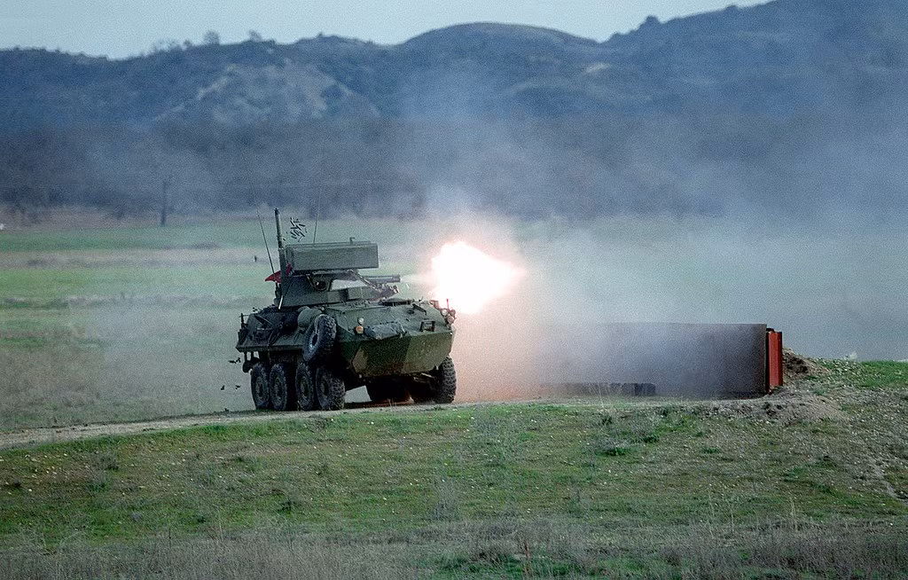 Sử dụng động cơ 275 mã lực, LAV-25 chỉ có công suất kéo tối đa 19,5 sức ngựa trên mỗi tấn. Mặc dù vậy nó vẫn có thể đạt tốc độ tối đa lên tới 100 km/h có dự trữ hành trình khoảng 600 km. Nguồn ảnh: Pinterest.