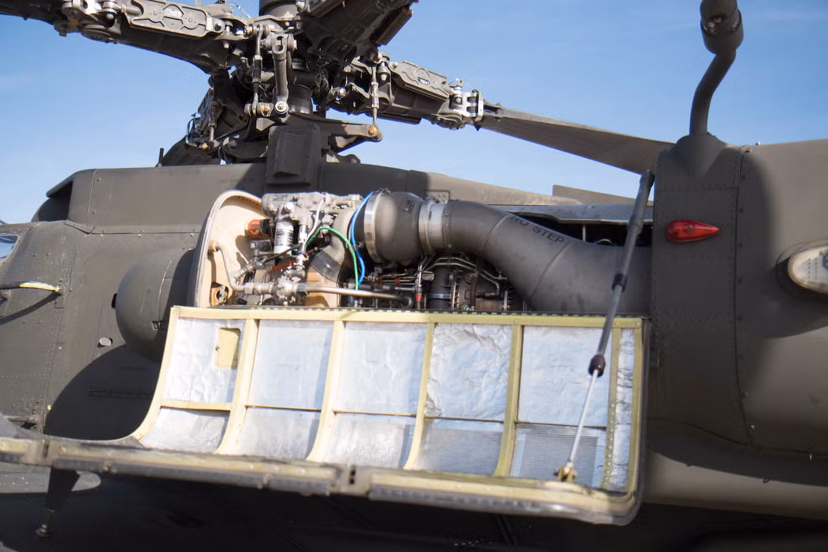Cận cảnh một động cơ của AH-64D. Nguồn ảnh: Business Insider.