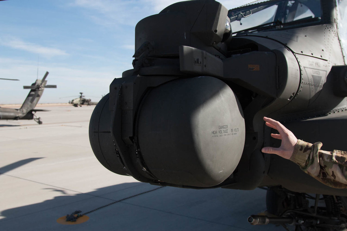 Phía trước của trực thăng là khẩu súng máy M230 gắn ở dưới mũi cùng hệ thống ngắm bắn thông minh, giúp súng quay theo góc nhìn của phi công. Nguồn ảnh: Business Insider.