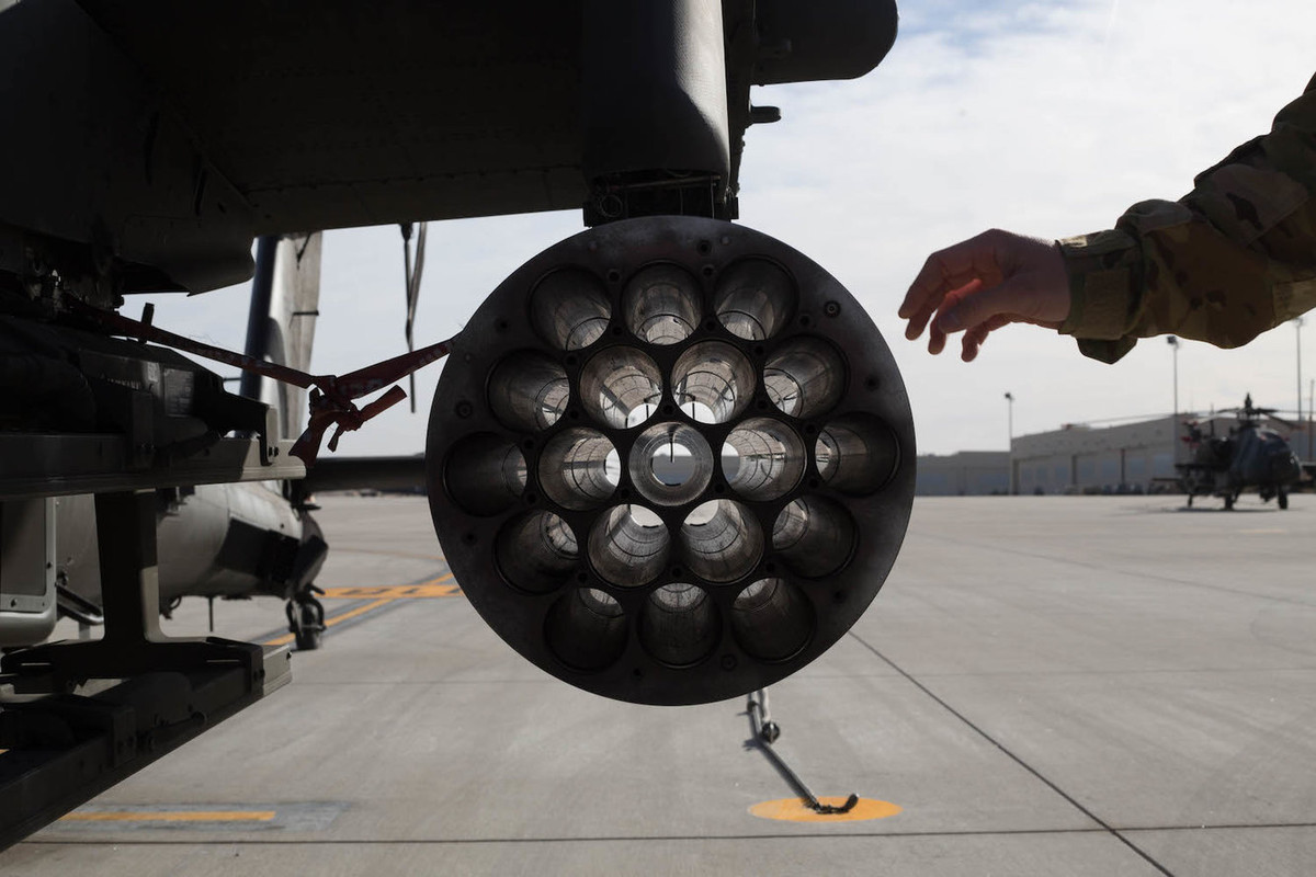 Hỏa lực nguy hiểm nhất và hay được sử dụng trên AH-64D chính là ống phóng pháo phản lực 70mm. Đây là loại hỏa lực không đối đất không dẫn đường, rẻ tiền và rất hiệu quả khi không kích mục tiêu mặt đất từ độ cao thấp. Nguồn ảnh: Business Insider.