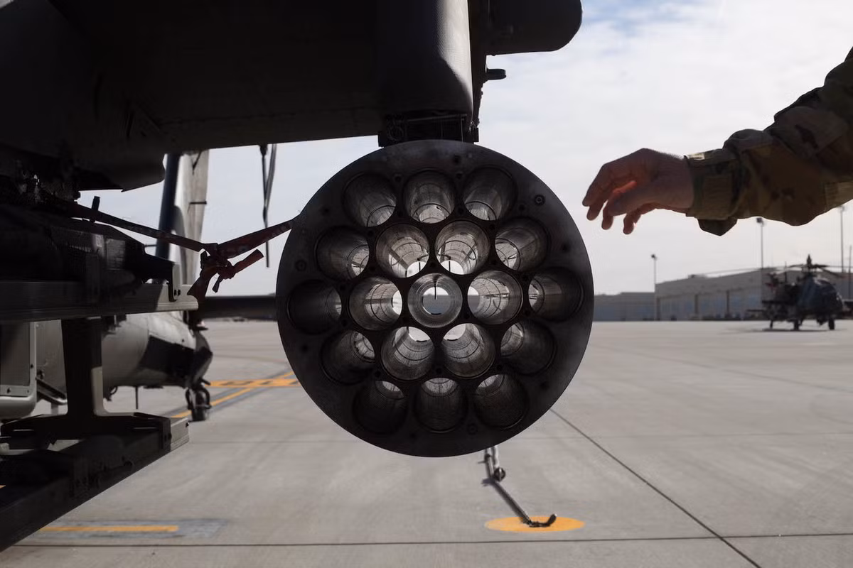 Hỏa lực nguy hiểm nhất và hay được sử dụng trên AH-64D chính là ống phóng pháo phản lực 70mm. Đây là loại hỏa lực không đối đất không dẫn đường, rẻ tiền và rất hiệu quả khi không kích mục tiêu mặt đất từ độ cao thấp. Nguồn ảnh: Business Insider.