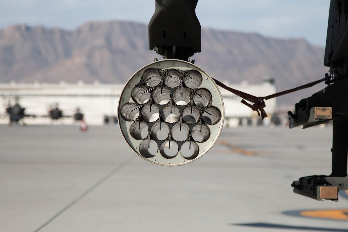 Mỗi pod pháo phản lực Hydra được gắn trên AH-64D Apache Longbow bao gồm 19 ống phóng. Nguồn ảnh: Business Insider.