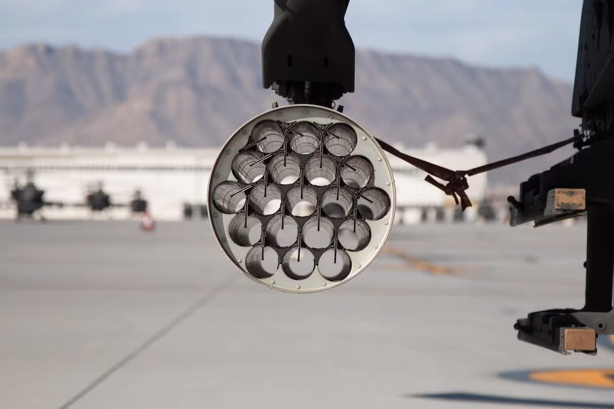 Mỗi pod pháo phản lực Hydra được gắn trên AH-64D Apache Longbow bao gồm 19 ống phóng. Nguồn ảnh: Business Insider.