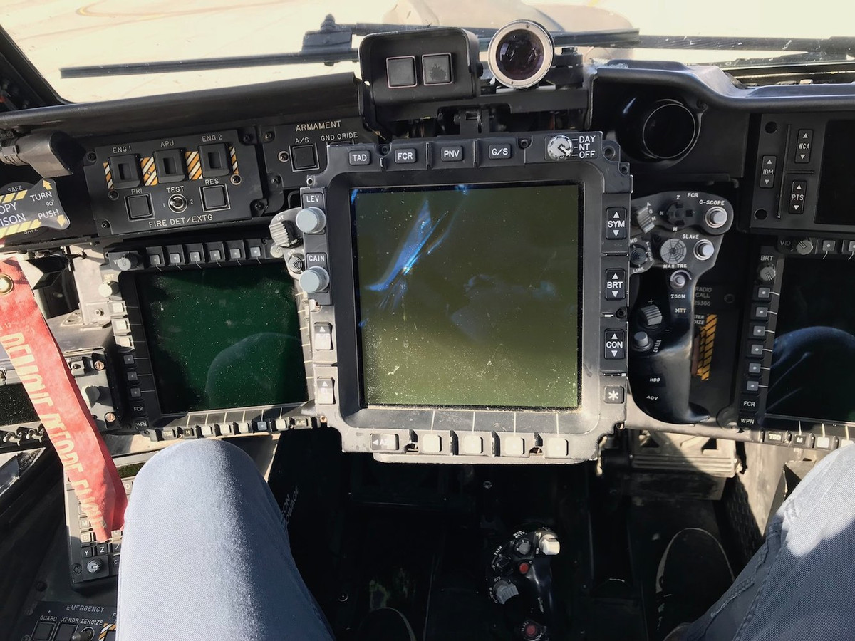 Vị trí ngồi của sĩ quan điều khiển hỏa lực được trang bị tới ba màn hình hiển thị và một loạt các cơ cấu điều khiển hỏa lực. Nguồn ảnh: Business Insider.