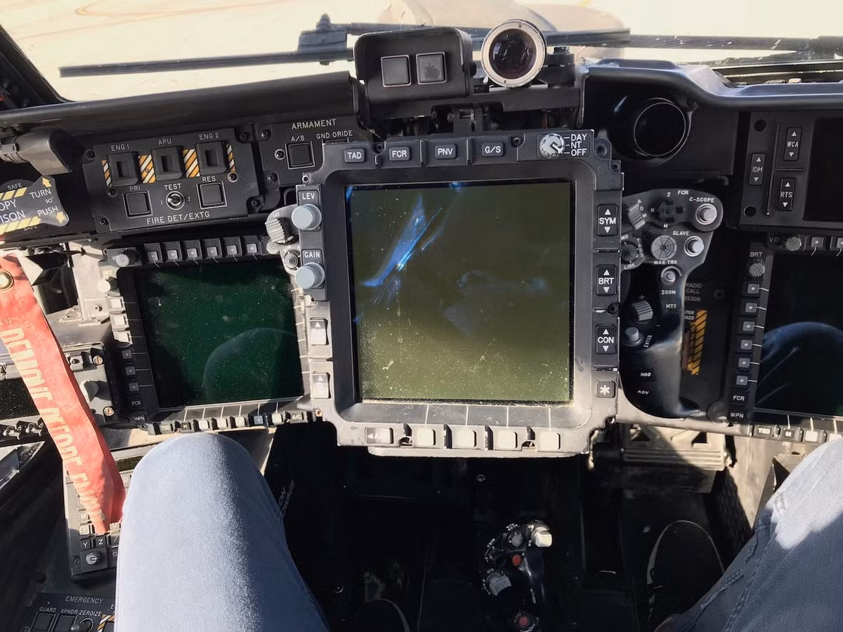 Vị trí ngồi của sĩ quan điều khiển hỏa lực được trang bị tới ba màn hình hiển thị và một loạt các cơ cấu điều khiển hỏa lực. Nguồn ảnh: Business Insider.