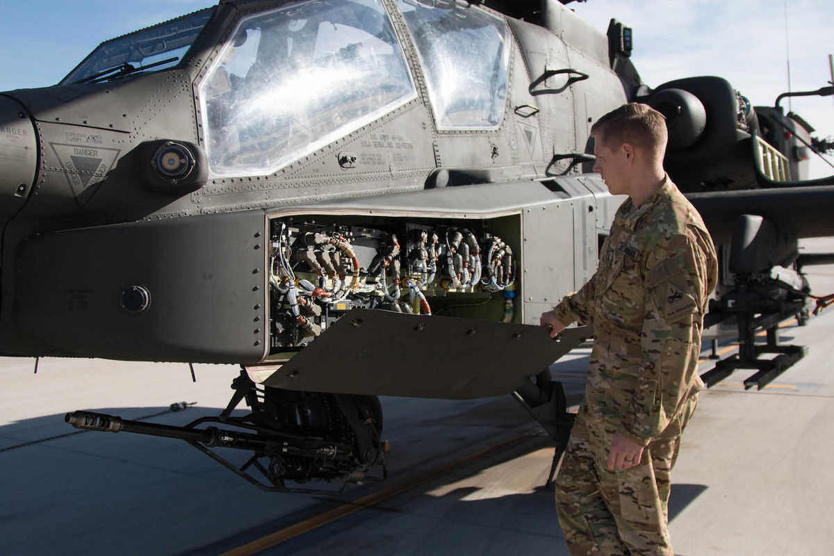 Dưới vị trí ngồi của xạ thủ hỏa lực chính là hệ thống máy tính trung tâm của trực thăng tấn công AH-64D. Nguồn ảnh: Business Insider.