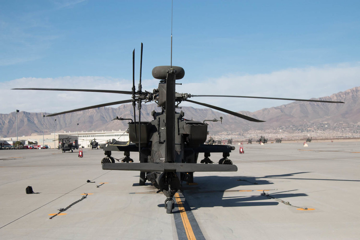 Tốc độ tối đa của trực thăng tấn công AH-64D vào khoảng 330 km/h và nó có dự trữ hành trình tối đa khoảng 430 km. Nguồn ảnh: Business Insider.