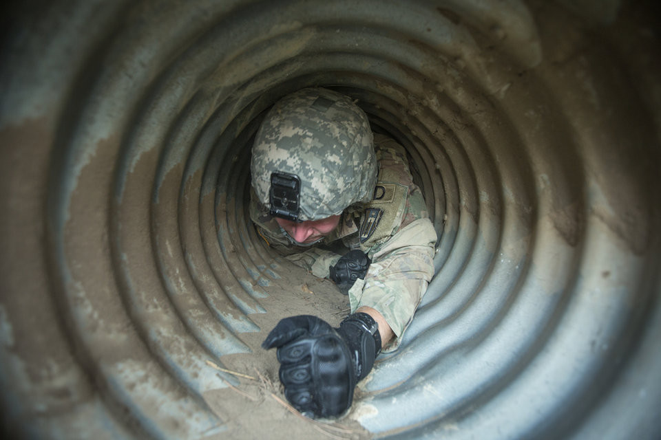 Binh lính thuộc Lực lượng Công binh Cứu hoả Độc lập bò trong lòng ống tại trường huấn luyện Fort McCoy, Wisconsin. Nguồn ảnh: BI.
