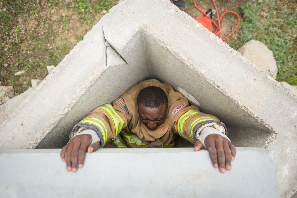 Lực lượng cứu hộ của Quân đội Mỹ cũng không lựa chọn những người có thể hình quá cao to - dễ khiến họ tự mắc kẹt khi thực hiện những nhiệm vụ kiểu như trong hình. Nguồn ảnh: BI.