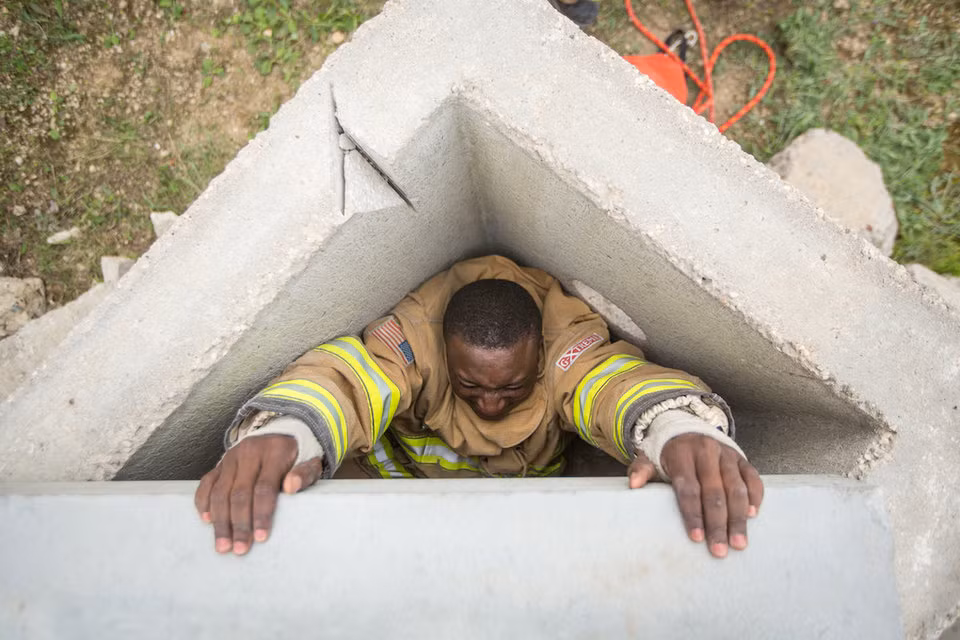 Lực lượng cứu hộ của Quân đội Mỹ cũng không lựa chọn những người có thể hình quá cao to - dễ khiến họ tự mắc kẹt khi thực hiện những nhiệm vụ kiểu như trong hình. Nguồn ảnh: BI.