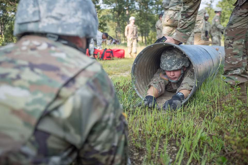Những ống dài hàng trăm mét có đường kính chỉ vỏn vẹn 50 cm này sẽ giúp tân binh quen với môi trường chật trội và có thêm kinh nghiệm xoay sở. Nguồn ảnh: BI.