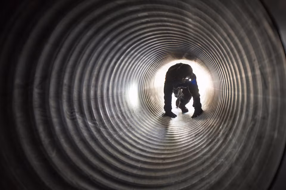 Lục quân cũng phải trải qua bài huấn luyện tương tự để đảm bảo mọi binh lính Mỹ đều không mắc chứng sợ không gian hẹp. Khi một người mắc hội chứng này, họ sẵn sàng lao ra khỏi chiến hào bất chấp bên ngoài đang đầy bom rơi đạn lạc. Nguồn ảnh: BI.