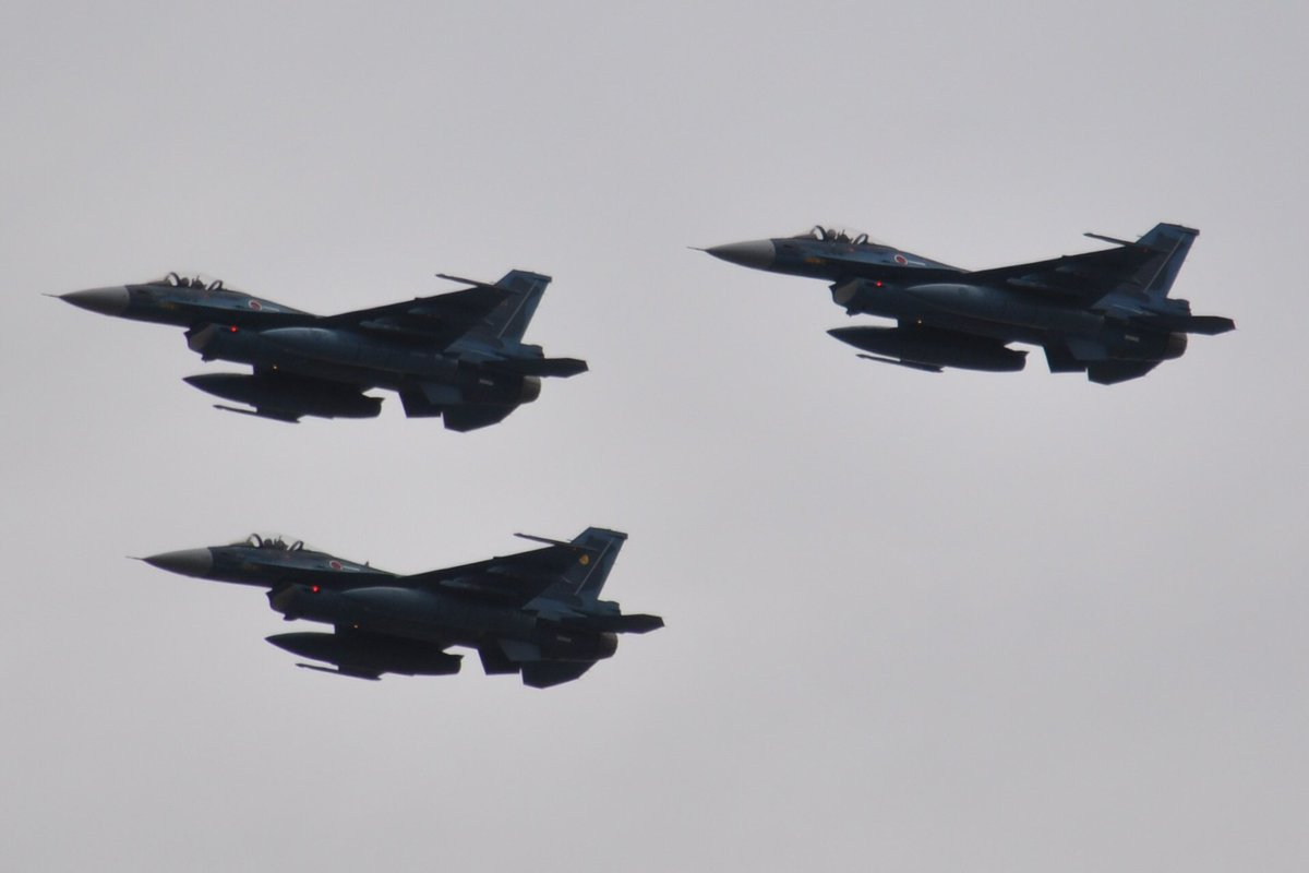 Cuộc duyệt binh có cả sự tham gia của các chiến đấu cơ F-2 do Nhật Bản tự sản xuất. Đây là chiến đấu cơ được Nhật sản xuất dựa trên thiết kế của mẫu F-16 được Mỹ chuyển giao. Nguồn ảnh: Japnews.