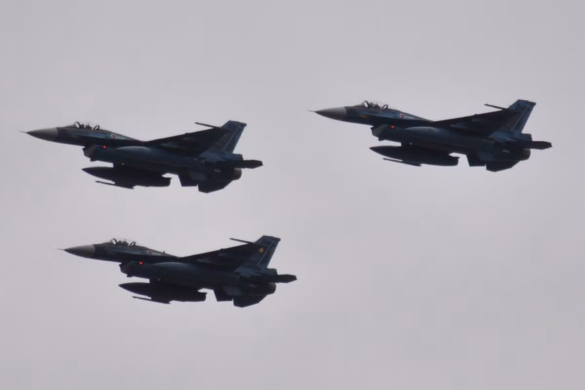 Cuộc duyệt binh có cả sự tham gia của các chiến đấu cơ F-2 do Nhật Bản tự sản xuất. Đây là chiến đấu cơ được Nhật sản xuất dựa trên thiết kế của mẫu F-16 được Mỹ chuyển giao. Nguồn ảnh: Japnews.