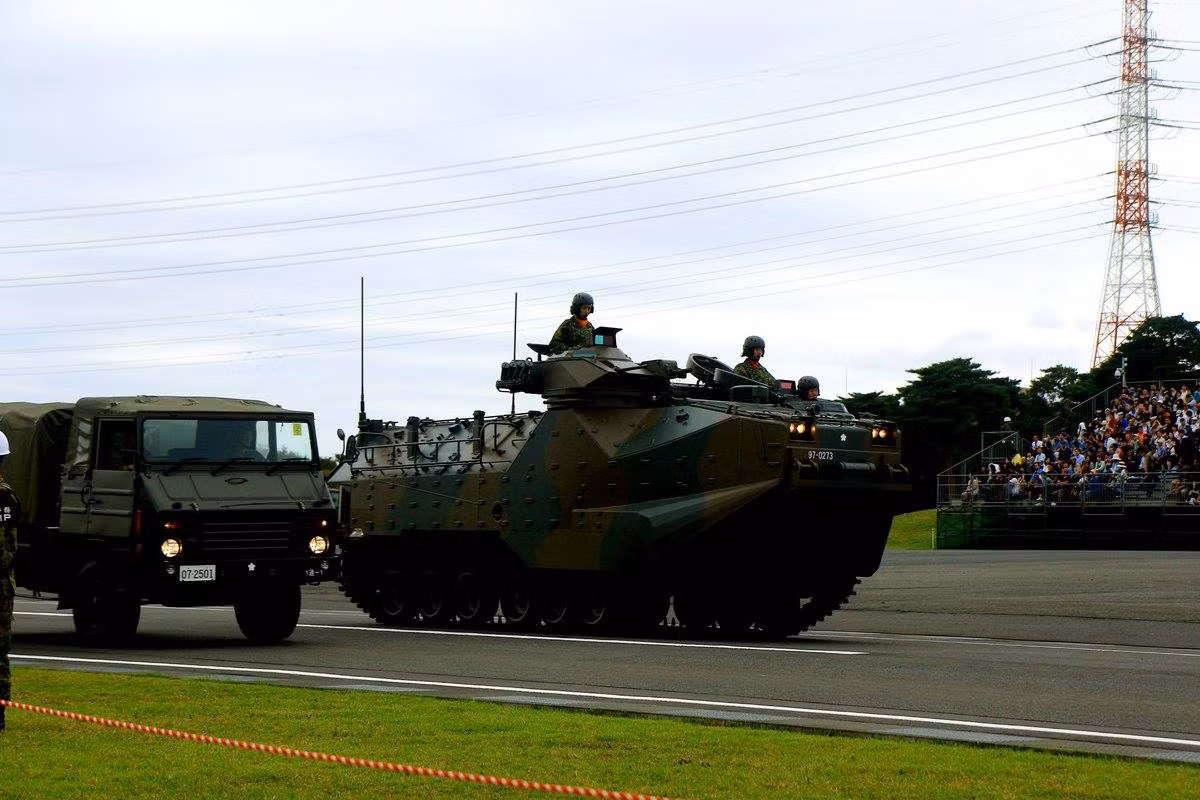 Xe thiết giáp lưỡng cư lội nước AAV-7 của lực lượng Thuỷ quân Lục chiến Nhật Bản. Nguồn ảnh: Japnews.