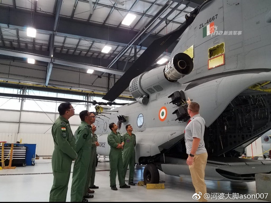 Khác với các loại trực thăng phổ biến khác, CH-47F là loại trực thăng hai trục cánh quạt được đặt thẳng hàng nhau. Hai cánh quạt này sẽ quay ngược chiều nhau để triệt tiêu mô-men xoắn khiến CH-47 không cần tới cánh quạt đôi như các loại trực thăng thông thường khác. Nguồn ảnh: Sina.