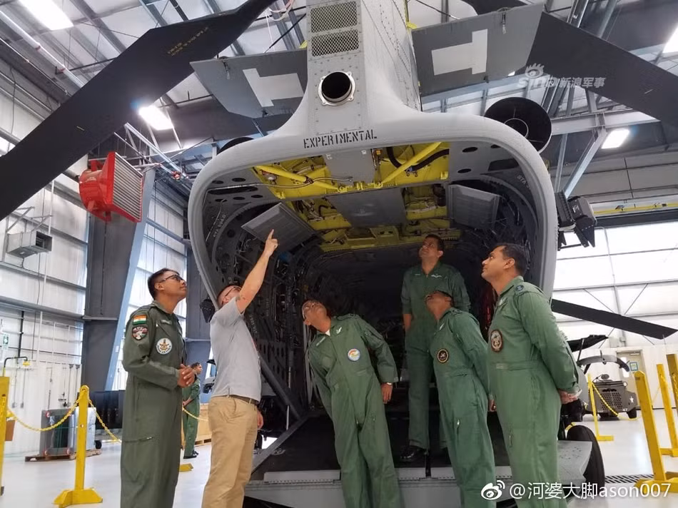 Theo các thông tin trước đó được truyền thông Ấn Độ đưa tin, nước này có thể sẽ mua tối đa tới 15 chiếc trực thăng vận tải CH-47 phiên bản CH-47F từ phía Mỹ. Nguồn ảnh: Sina.