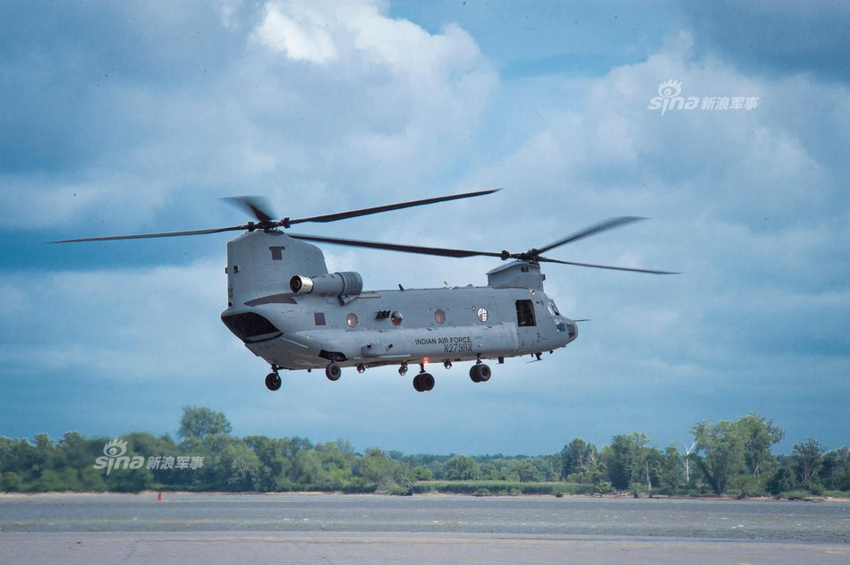 Loại trực thăng vận tải hoạt động được trong mọi điều kiện thời tiết này có khả năng bay ở độ cao lớn được bắt đầu thiết kế từ năm 1956. Hãng thiết kế CH-47 trước đây là Volt Helicopter Company sau đó bị Boeing mua lại vào năm 1960. Nguồn ảnh: Sina.