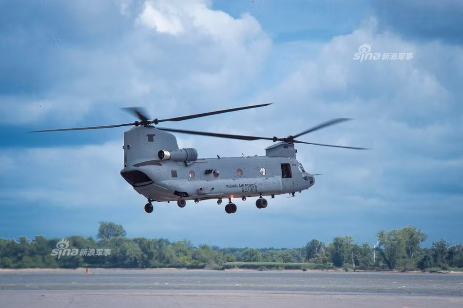 Loại trực thăng vận tải hoạt động được trong mọi điều kiện thời tiết này có khả năng bay ở độ cao lớn được bắt đầu thiết kế từ năm 1956. Hãng thiết kế CH-47 trước đây là Volt Helicopter Company sau đó bị Boeing mua lại vào năm 1960. Nguồn ảnh: Sina.