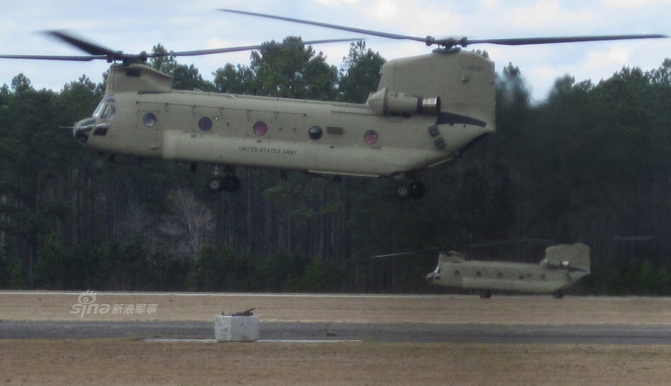 Giống như mọi loại trực thăng quân sự khác, kể cả nhiệm vụ chính của nó là vận tải, CH-47 vẫn được trang bị vũ trang bao gồm súng máy ở hai bên hông và ở cửa dỡ hàng phía sau. Những xạ thủ súng máy này cũng đóng vai trò hoa tiêu cho phi công lái chính của CH-47 vì đây là loại trực thăng quá cồng kềnh, phi công khó có thể tự kiểm soát được toàn bộ không gian xung quanh máy bay. Nguồn ảnh: Sina.