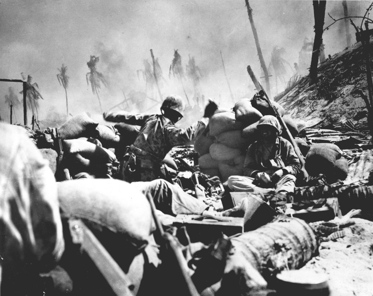 Thuỷ quân Lục chiến Mỹ chiến đấu trên từng công sự, hố bom để quét sạch quân Nhật trên hòn đảo rộng vỏn vẹn 3,2 km vuông này. Nguồn ảnh: BI.