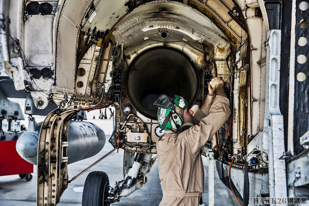 F/A-18 sử dụng hai động cơ General Electric F404-GE-402. Hai động cơ này có khả năng cho phép chiếc F/A-18 bay với tốc độ tối đa 1915 km/h ở độ cao 12.000 mét. Nguồn ảnh: Hawk26.