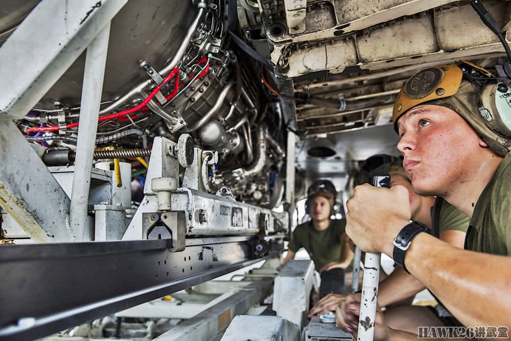 Quy trình bảo dưỡng động cơ của F/A-18 là cực kỳ nghiêm ngặt do đây là loại động cơ có số giờ bay cực cao, lên tới 8000 giờ hoạt động. Nguồn ảnh: Hawk26.