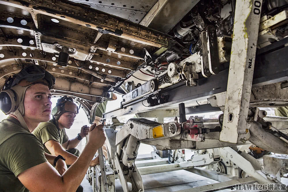 Để đạt tới ngưỡng 8000 giờ bay, động cơ của F/A-18 cần phải được bảo dưỡng theo đúng tiêu chuẩn và cực kỳ nghiêm ngặt. Các phi công điều khiển F/A-18 trên tàu sân bay cũng phải có tối thiểu 1400 giờ bay với các loại máy bay khác trên tàu sân bay trước khi được sử dụng F/A-18. Nguồn ảnh: Hawk26.