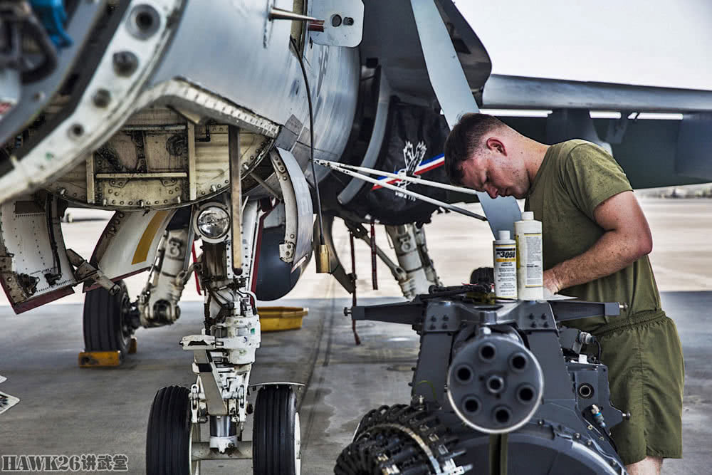 Khẩu pháo mà F/A-18 sử dụng là khẩu pháo 20mm M61A1 Vulcan có 6 nòng cùng cơ số đạn 578 viên. Cơ số đạn dự phòng này là khá ít nhất là khi khẩu M61A1 có thể bắn với tốc độ tới 6000 viên một phút. Nguồn ảnh: Hawk26.