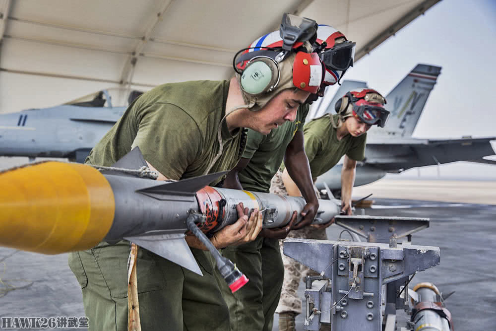 Tên lửa không đối không AIM-9 Sidewinder được gắn lên cánh của chiến đấu cơ F/A-18. Nguồn ảnh: Hawk26.