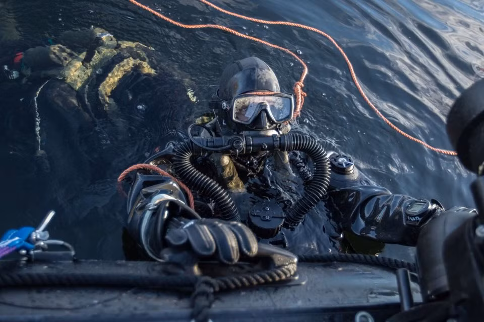 Thợ lặn đặc nhiệm của Quân đội Hoàng gia Hà Lan thực hiện bài huấn luyện tìm kiếm thuỷ lôi. Nguồn ảnh: BI.