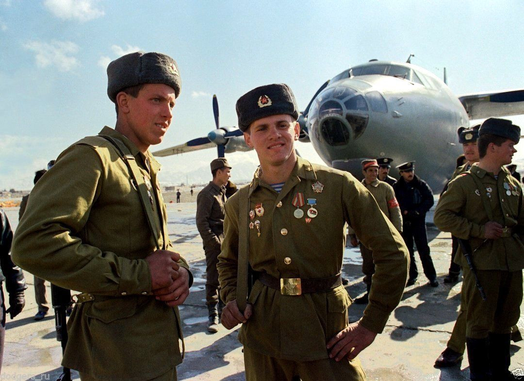 Đây cũng là chiếc mũ đã đồng hành cùng Quân đội Liên Xô từ Nội chiến Nga cho đến Chiến tranh Lạnh. Trong rất nhiều lần nâng cấp, sửa đổi trang phục của quân đội Liên Xô và Nga, chiếc mũ Ushanka vẫn là nhân tố không thể bị thay thế. Nguồn ảnh: Pinterest.