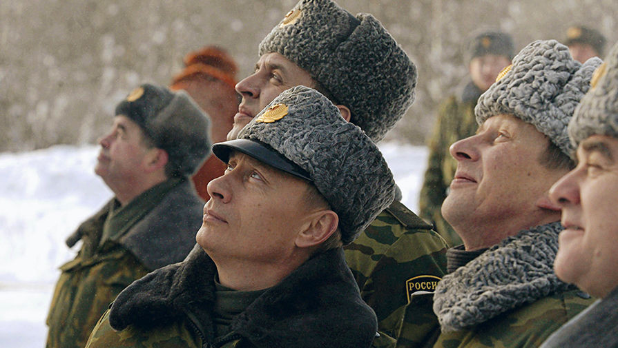 Không chỉ xuất hiện trong Quân đội Nga, mũ Ushanka còn được xem như món quà lưu niệm đặc biệt cho bất cứ du khách nào đến nước Nga, nhất là khi nó gắn liền với hình ảnh người chiến sĩ Hồng quân Liên Xô. Và những chiếc mũ Ushanka dành cho du khách cũng được gắn thêm huy hiệu dành cho Quân đội Liên Xô trước đây. Nguồn ảnh: Pinterest.