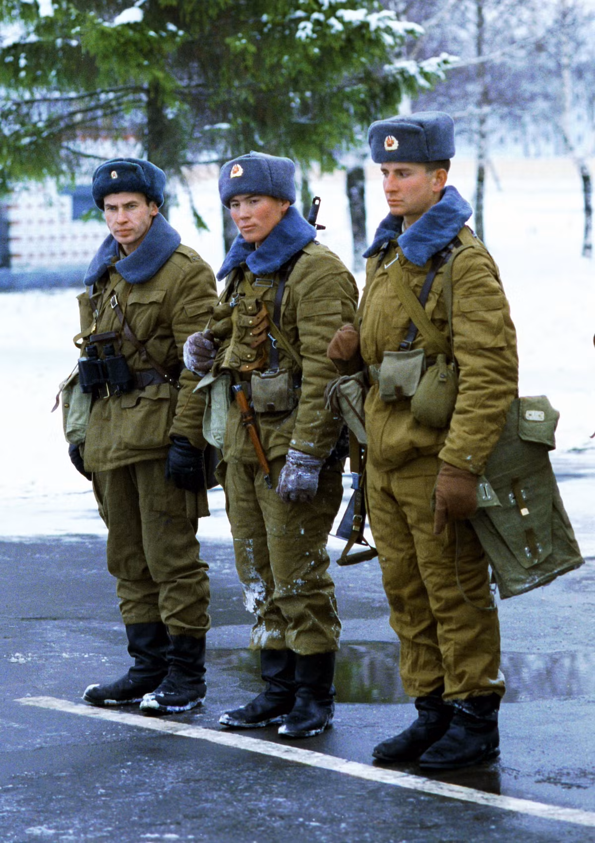 Không chỉ là một chiếc mũ dã chiến, Ushanka còn đủ độ lịch sự để trở thành chiếc mũ lễ phục cho cả lực lượng cảnh vệ, vệ binh của quân đội Nga. Nguồn ảnh: Pinterest.