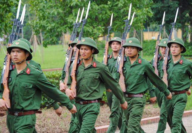 Ở một khía cạnh nào đó cũng có thể so sánh Ushanka với chiếc mũ cối đang được trang bị trong Quân đội Nhân dân Việt Nam, khi chúng đều được thiết kế để giúp người lính chống chọi lại sự khắc nghiệt của thời tiết. Nguồn ảnh: Vietnamnet.