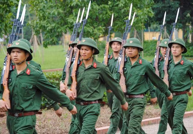 Ở một khía cạnh nào đó cũng có thể so sánh Ushanka với chiếc mũ cối đang được trang bị trong Quân đội Nhân dân Việt Nam, khi chúng đều được thiết kế để giúp người lính chống chọi lại sự khắc nghiệt của thời tiết. Nguồn ảnh: Vietnamnet.