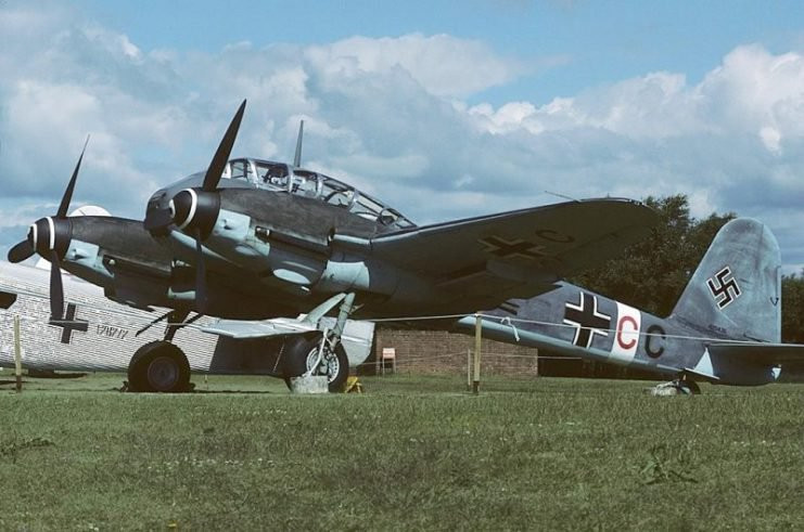 Nối tiếp sự thành công của Bf110 là việc hãng Messerschmitt cho ra đời Me210. Tuy nhiên sau khi sản xuất được 200 chiếc, Đức đã quyết định dừng dây chuyền Me210 vì cho rằng loại phi cơ này thiếu ổn định. Trong khi các dây chuyền lắp ráp Me210 được tạm sử dụng để lắp ráp Bf110 thì các kỹ sư Đức đã hoàn thiện lại thiết kế của Me210 và cho ra đời Me410. Nguồn ảnh: Warhistory.