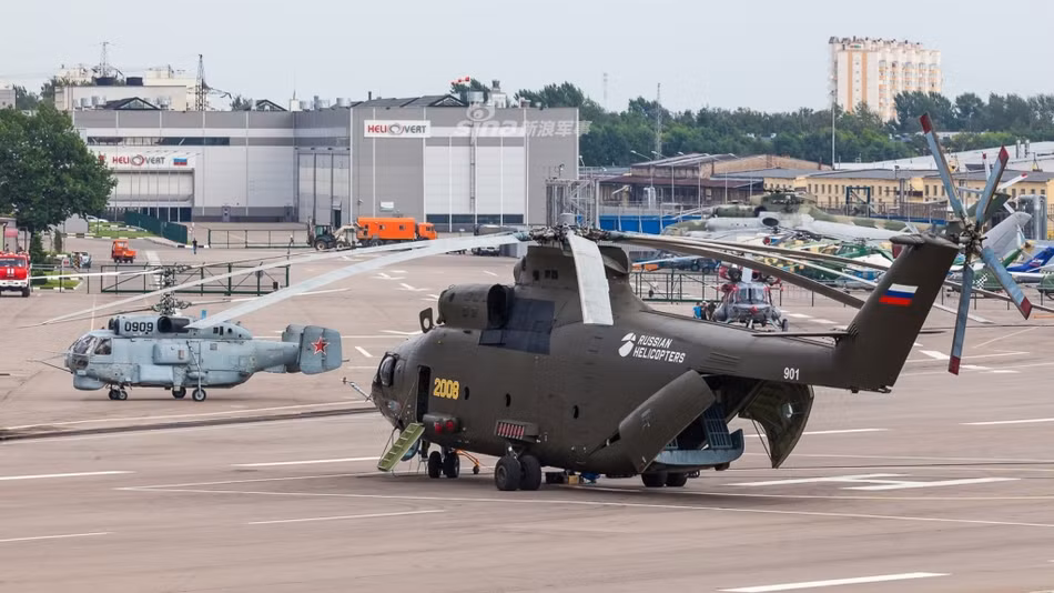 Được trang bị 2 động cơ với tổng công suất lên tới 12.000 sức ngựa, Mi-26 có thể mang được tối đa tới 20 tấn hàng, bay với tốc độ lên tới 295 km và có tầm bay tối đa từ 800 tới 1900 km tuỳ thuộc vào tải trọng nó mang theo. Nguồn ảnh: Sina.