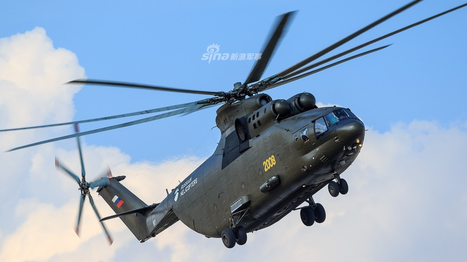 Cơ bản, Mi-26T2V là phiên bản được cải tiến gần như toàn bộ với giáp và hệ thống khí tài hoàn toàn mới. Trong đó có cả hệ thống phần mềm điều khiển bay được cho là có sự cải tiến rõ rệt so với bản gốc. Nguồn ảnh: Sina.