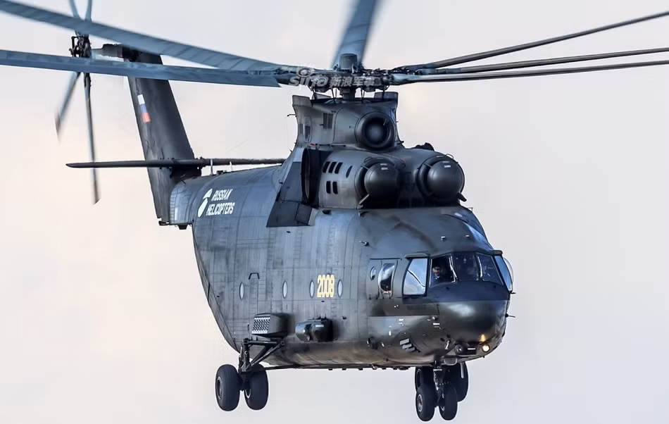 Thực hiện chuyến bay đầu tiên từ năm 1977, trực thăng Mi-26 là loại trực thăng vận tải hạng nặng, chính thúc được sản xuất hàng loạt từ năm 1983 và có giá khoảng 25 triệu USD mỗi chiếc. Nguồn ảnh: Sina.