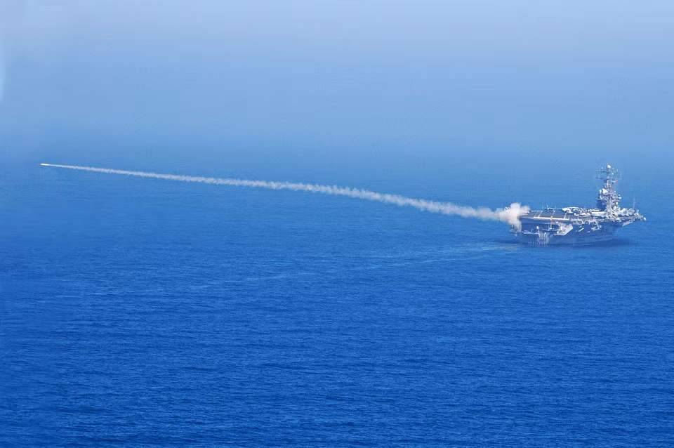 Ở chiều hướng đối lập, Charles de Gaulle chỉ mang theo được tối đa 40 chiến đấu cơ các loại bao gồm chủ yếu là tiêm kích Dassault Rafales hay Dauphin. Nguồn ảnh: BI.