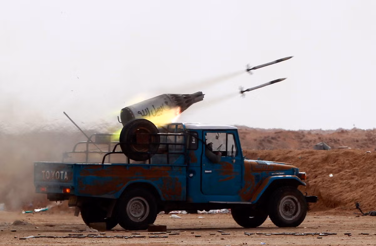 Phiến quân IS dù là một đội quân vô chính phủ nhưng cũng đã có rất nhiều sáng kiến ứng dụng trong chiến đấu cực kỳ đa dạng, khiến nhiều cường quốc quân sự trên thế giới phải học tập theo, nổi bất nhất trong số đó chính là khả năng "độ" xe và sử dụng máy bay điều khiển tử xa trên chiến trường. Nguồn ảnh: Alaraby.