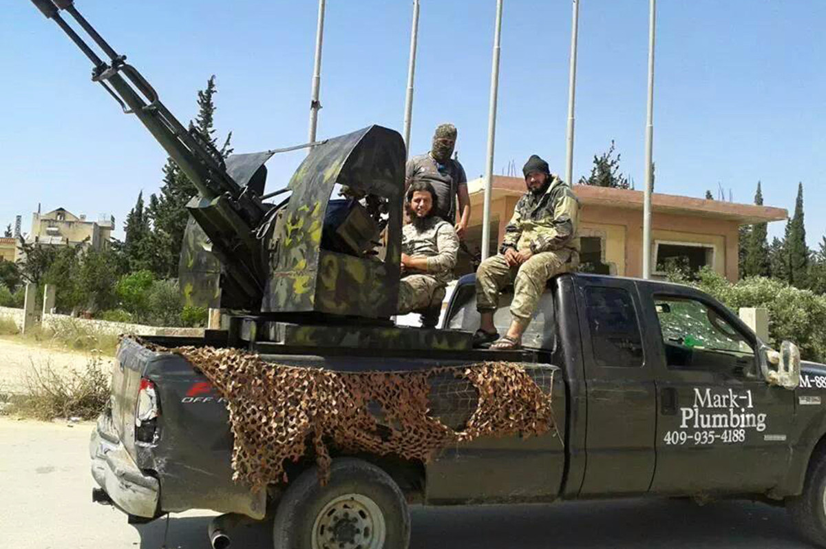 Vậy nên đôi khi những cuộc giao tranh chỉ diễn ra giữa các loại hoả lực hạng nặng, bộ binh của hai phe vẫn ở quá xa nhau để có thể sử dụng được các loại vũ khí thông thường. Nguồn ảnh:Tube.