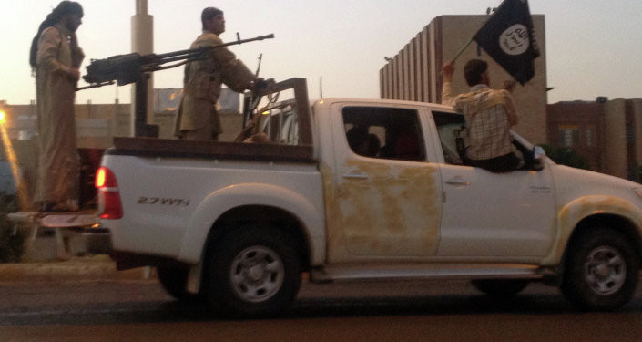 Với mỗi chiếc bán tải có giá chỉ vài chục ngàn USD, có thể xây dựng được một lực lượng hoả lực mạnh, có tổ chức, độ cơ động cao và khả năng tác chiến vượt trội hơn hẳn so với khi sử dụng các cơ cấu pháo kéo hay bê vác bằng sức người như thông thường. Nguồn ảnh: Liveuamap.