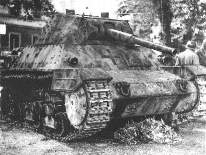 Nhiều sử gia cho rằng, P40 được Italia thiết kế dựa trên mẫu T-34 của Liên Xô cùng thời. Điểm khác biệt duy nhất đó là học thuyết chiến tranh của Italia lại xếp P40 vào hàng xe tăng hạng nặng, không ưu tiên độ cơ động cao như T-34 với học thuyết của Liên Xô. Nguồn ảnh: WOTnews.