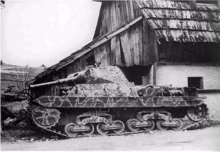 Sau khi Italia bị bại trận sớm, Đức đã tiếp tục sản xuất một số lượng nhỏ P 26/40 nhưng chuyển sang sử dụng động cơ xăng công suất 420 mã lực. Mặc dù vậy số lượng xe tăng P 40 được Đức sản xuất cũng không nhiều. Nguồn ảnh: WOTnews.