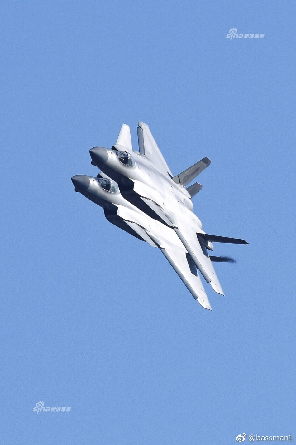 Nó được cho là trang bị radar quét mạng pha điện tử chủ động (AESA) KLJ-5, tuy nhiên thông số kỹ thuật chưa được tiết lộ. Một hệ thống nhắm mục tiêu quang điện dưới mũi tương tự F-35. Nguồn ảnh: Sina.